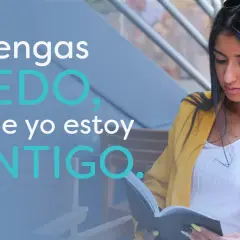 Joven leyendo, con texto "No tengas MIEDO, porque yo estoy CONTIGO. Isaías 41:10". Versículos para mujeres.