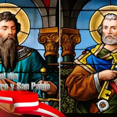 Vitrales de San Pedro y San Pablo, celebrando su día. San Pablo, con espada, y San Pedro, con llaves y libro.