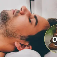 Hombre durmiendo plácidamente, ajeno a que está a punto de soñar que te cagas encima con una cara sonriente de caca.