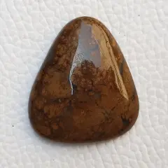 Piedra marrón con vetas oscuras, su significado evoca conexión con la tierra y estabilidad.