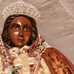 El santo de Sara, una figura oscura con corona de perlas y manto adornado con collares de cuentas, irradia serenidad.