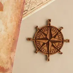 Rosa de los vientos de madera, símbolo de guía y el rosa de los vientos significado espiritual. Un mapa antiguo y una brújula de madera.