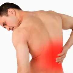 Hombre con dolor lumbar izquierdo, con la mano en la zona afectada y expresión de sufrimiento.