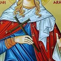 Icono de Santa Adriana, con túnica azul y manto rojo, sosteniendo una cruz. Celebrando el santa adriana dia.