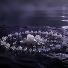 Cristales de sal forman un círculo sobre roca oscura, reflejando la luz lunar. Un paisaje onírico para soñar con sal.