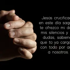 Manos unidas en oración, reflejando la fe y la esperanza en oraciones cristianas cortas.