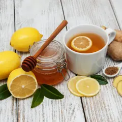 Té de jengibre, limón y miel, un remedio casero para el ardor de estómago.