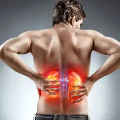 Hombre con dolor de riñones, sintiendo un dolor agudo que se irradia, como si fuera un dolor de regla intenso.