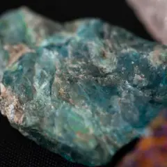 Un trozo de mineral azul verdoso, que evoca el topacio azul significado de calma y sabiduría.
