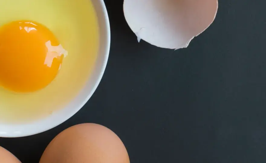 ¿Qué significa soñar con huevos? Claves según el sueño