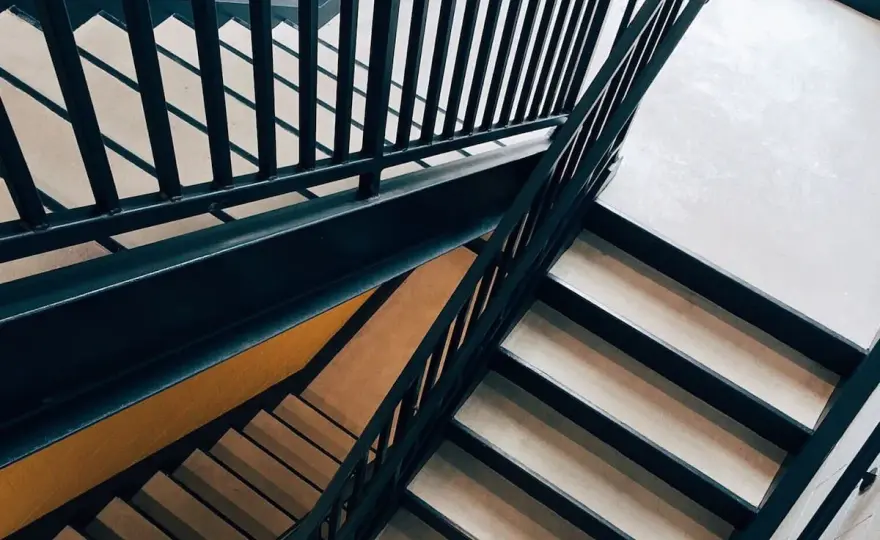 Soñar con subir escaleras y lo que revela tu emoción
