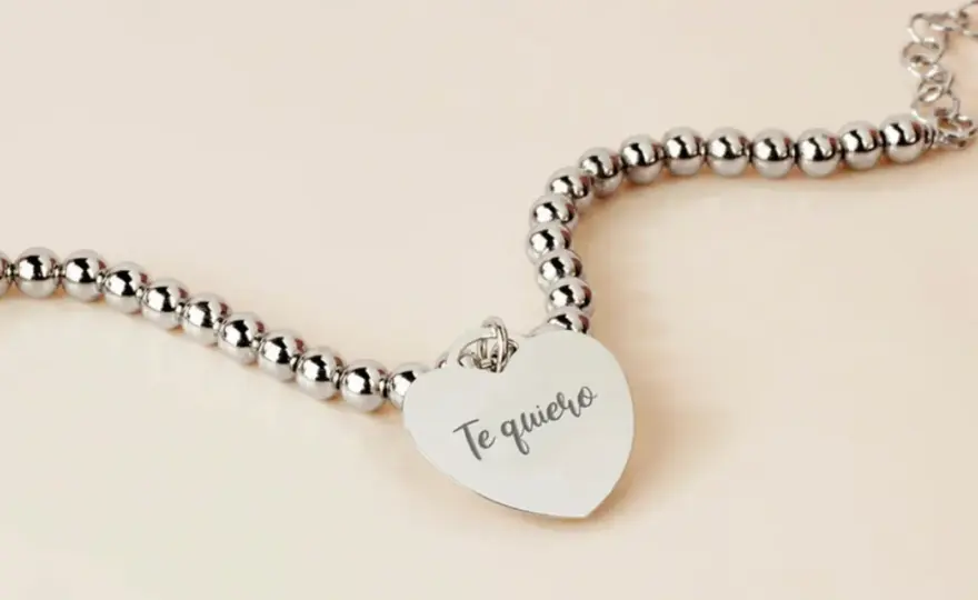 Frases cortas para grabar en pulseras que sí dicen algo