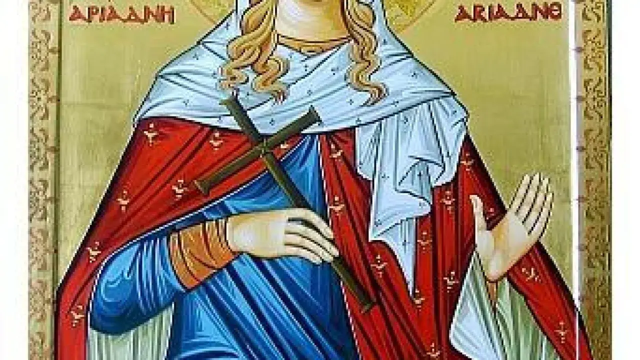 Icono de Santa Adriana, con túnica azul y manto rojo, sosteniendo una cruz. Celebrando el santa adriana dia.