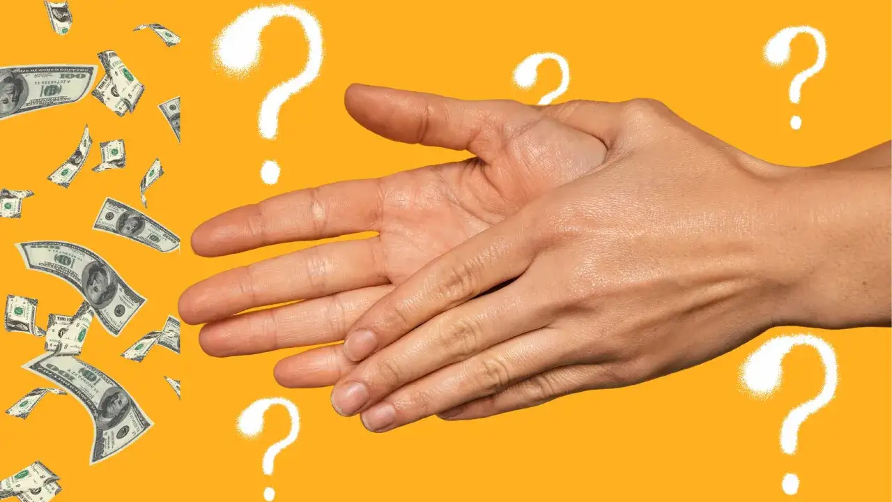 Manos con billetes cayendo y signos de interrogación. ¿Qué significa cuando te pica la mano derecha? ¿Dinero o suerte?