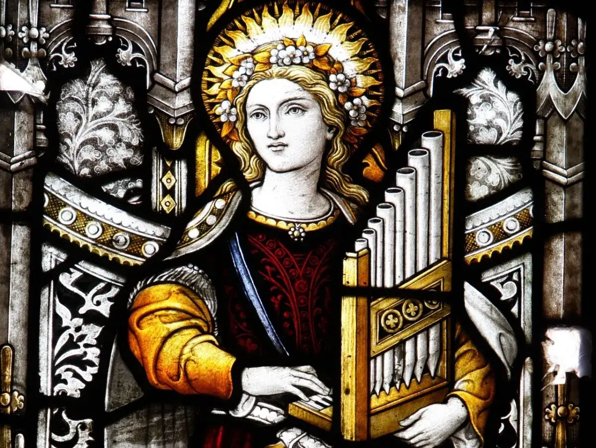 Vitral de Santa Cecilia, patrona de la música, tocando un órgano. ¡Qué día tan musical!
