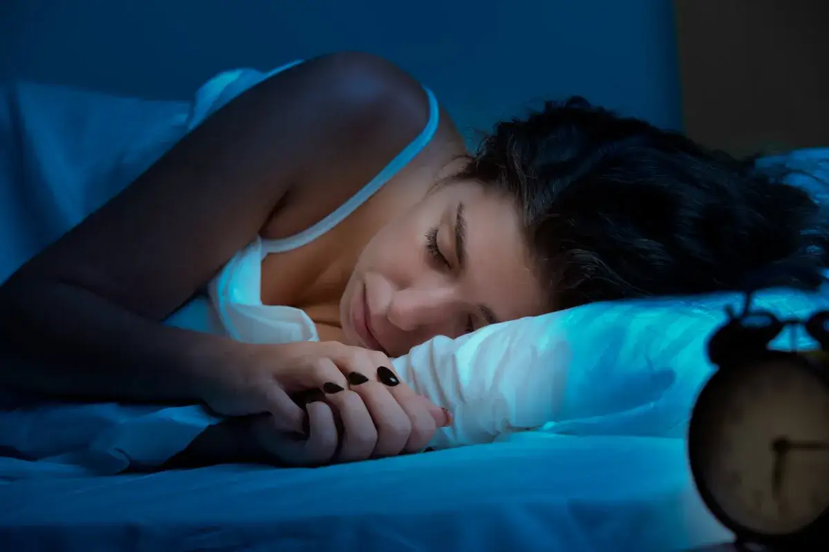 Una joven duerme plácidamente, pero su rostro refleja la angustia de soñar que se muere tu padre.